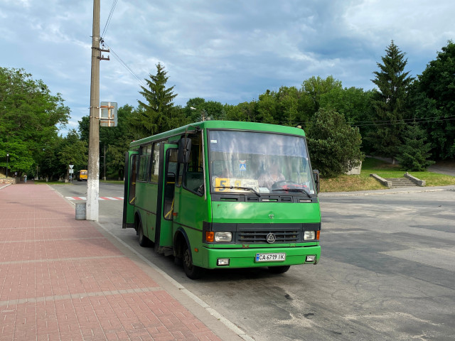 зелений автобус у Каневі