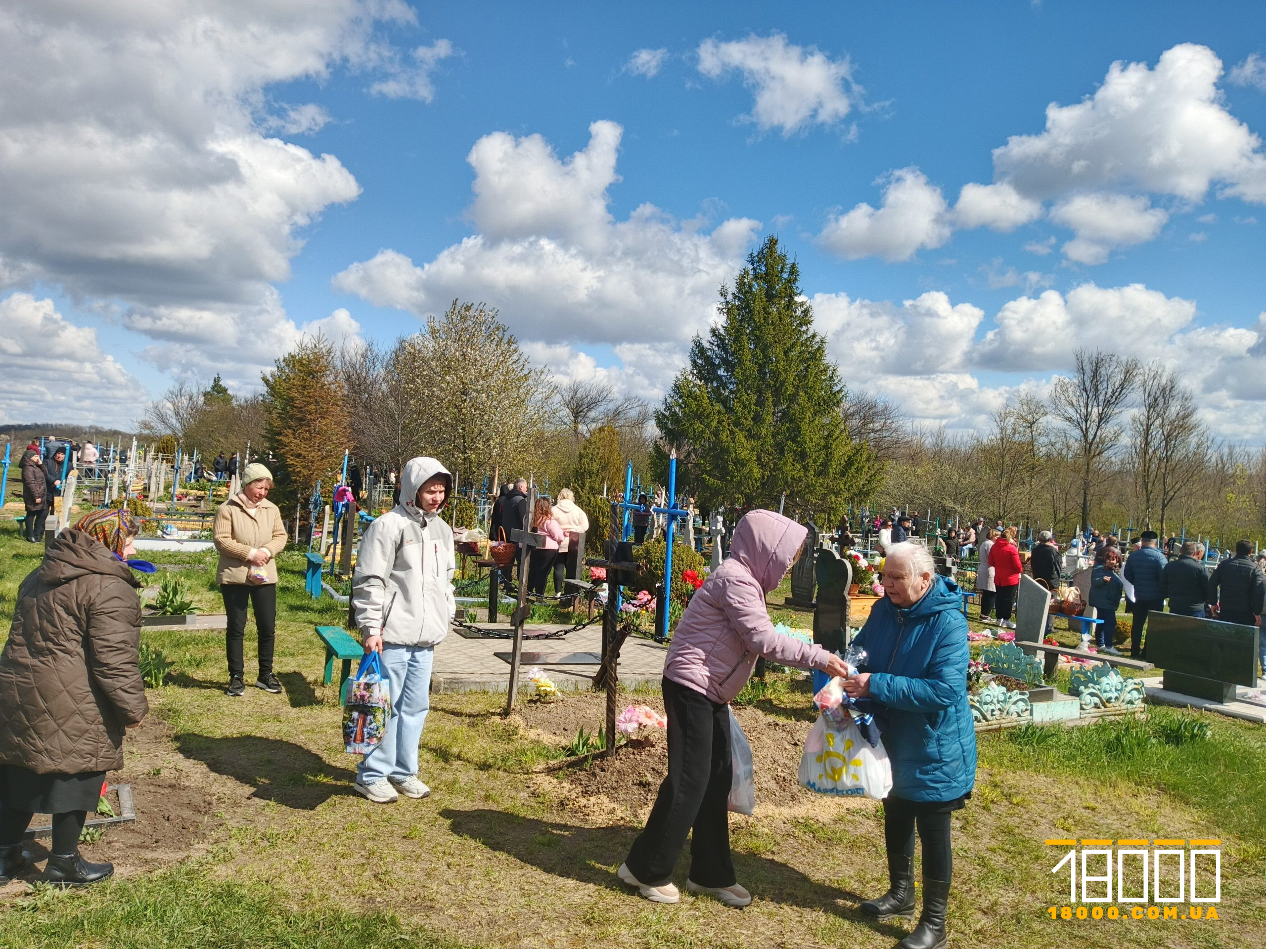 люди на кладовищі