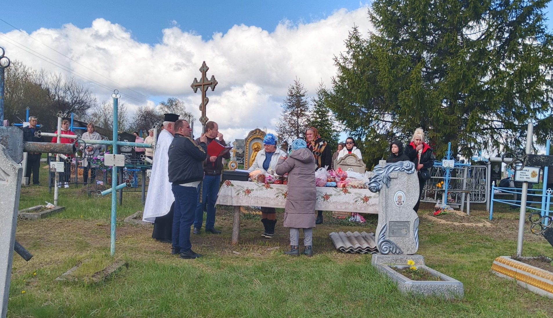 люди на кладовищі