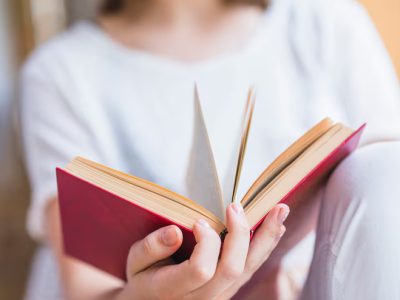 Жінка з книгою в руці