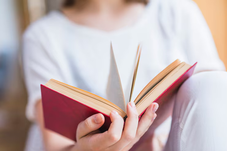 Жінка з книгою в руці