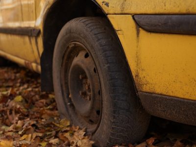 Спущене колесо автомобіля