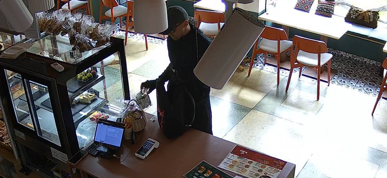 З черкаської пекарні чоловік вкрав банку, яку збирали на підтримку військових (ВІДЕО)