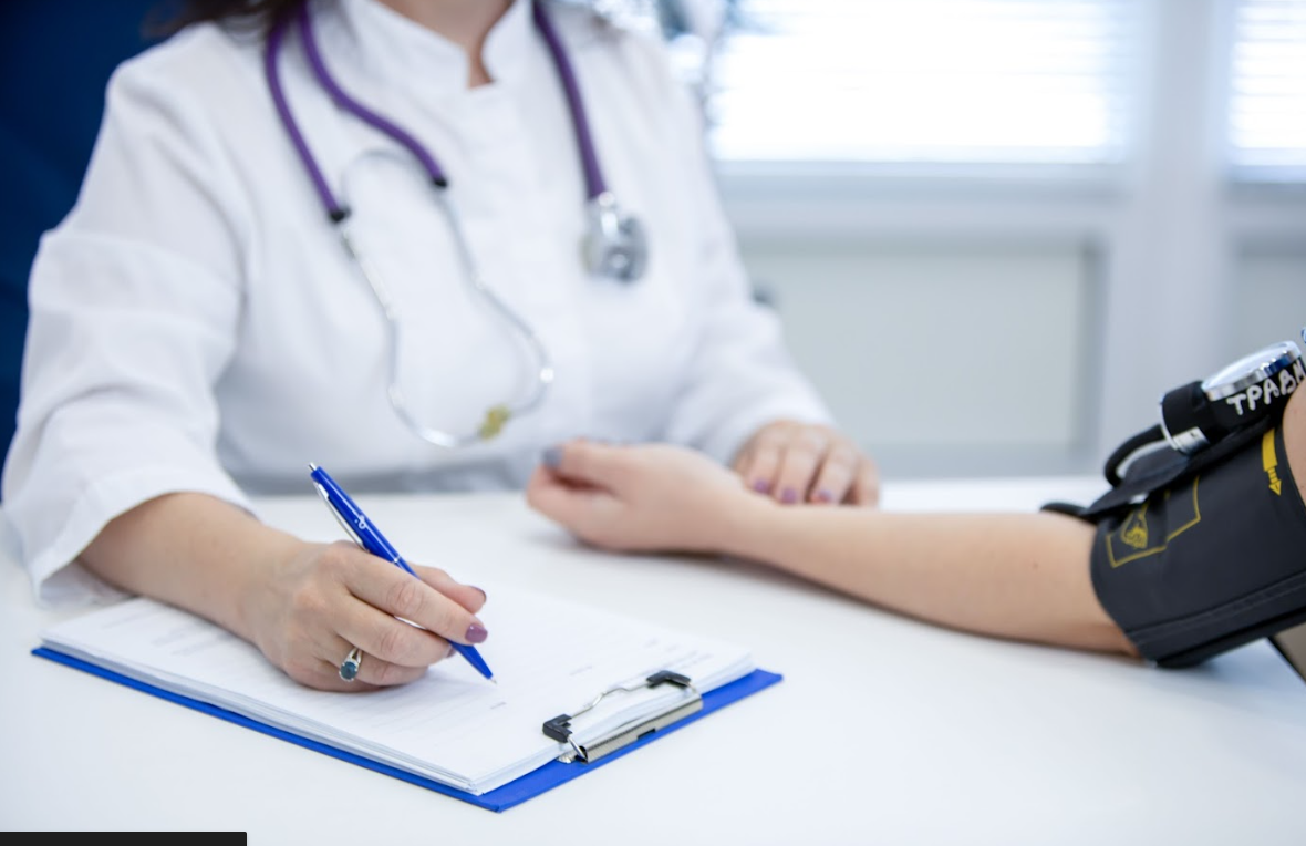 Лікар міряє тиск