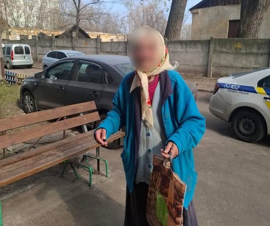 Не орієнтувалася на місцевості: у Черкасах повернули додому літню жінку