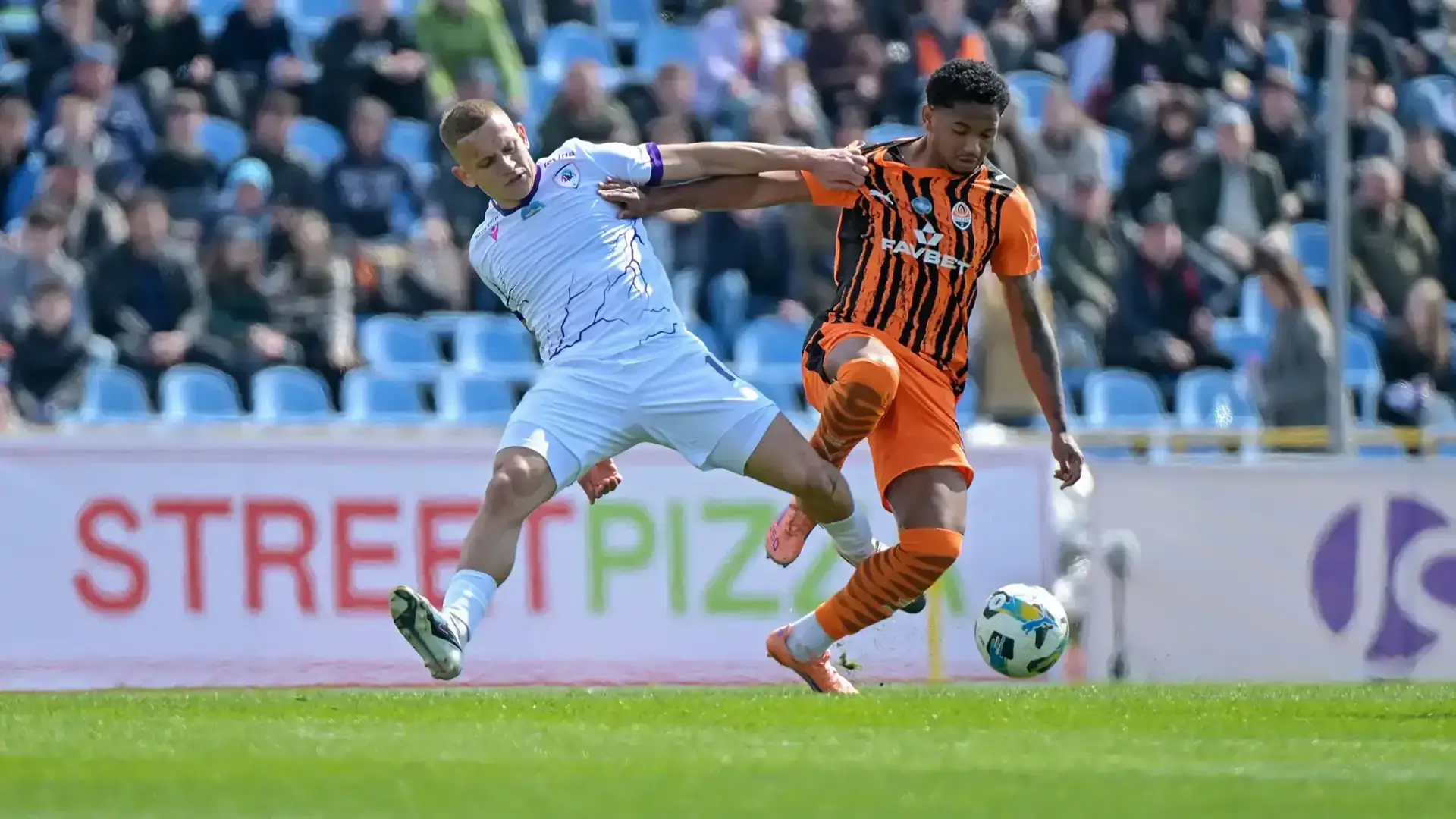 футболісти "ЛНЗ" та "Шахтаря"