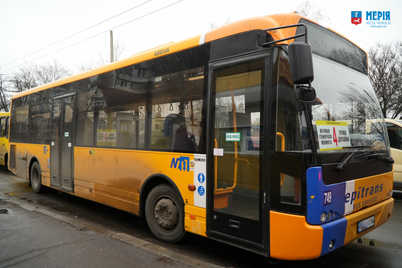 Не перший випадок: у автобусі в Черкасах травмувалася пенсіонерка