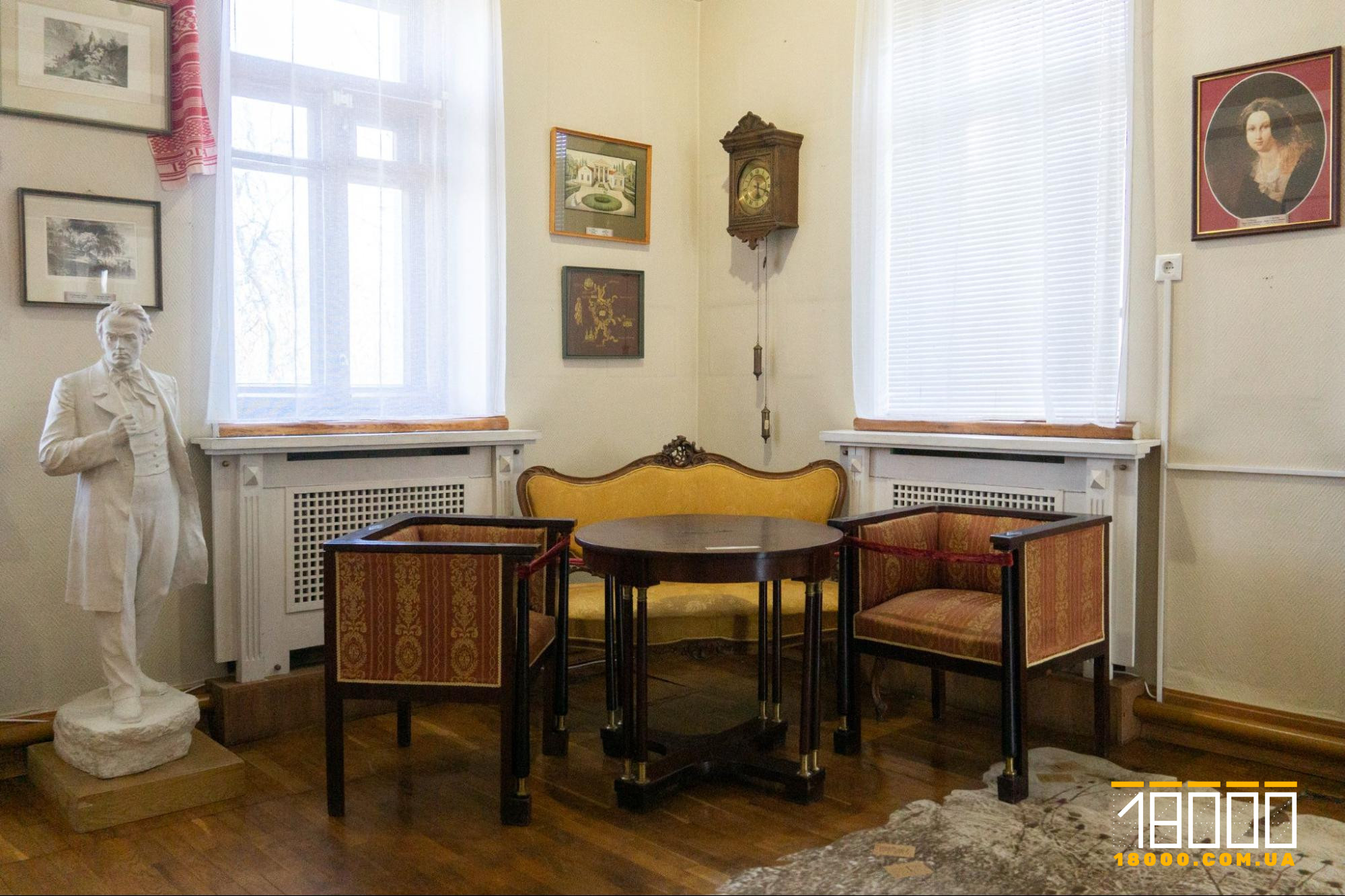 Відреставровані меблі з маєтку Енгельгардтів