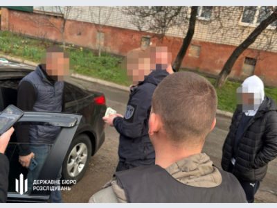 люди біля машини