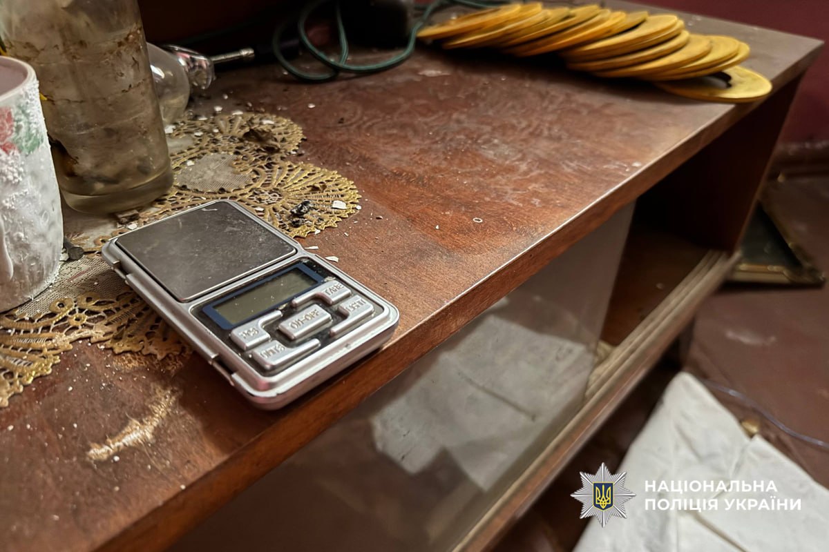 ваги на столі