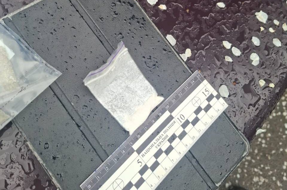 пакет із білим порошком