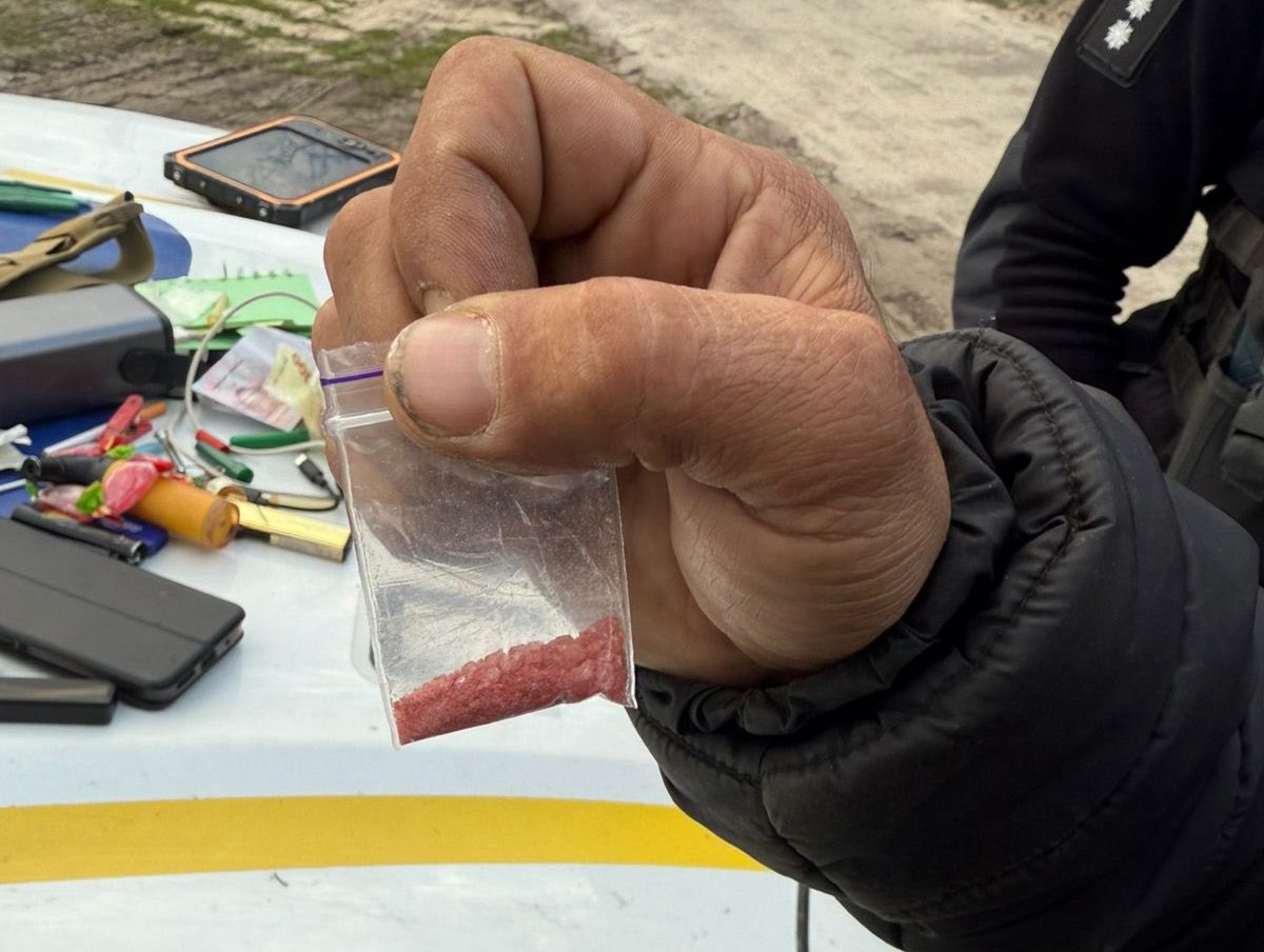 пакет із рожевою речовиною