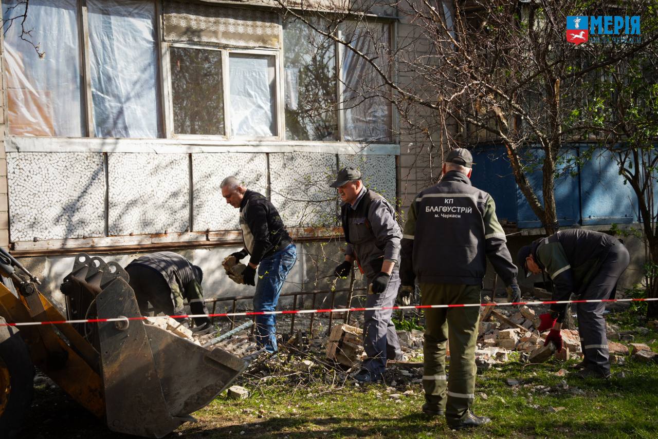 люди ремонтують