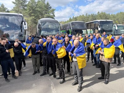 люди з прапрами україни