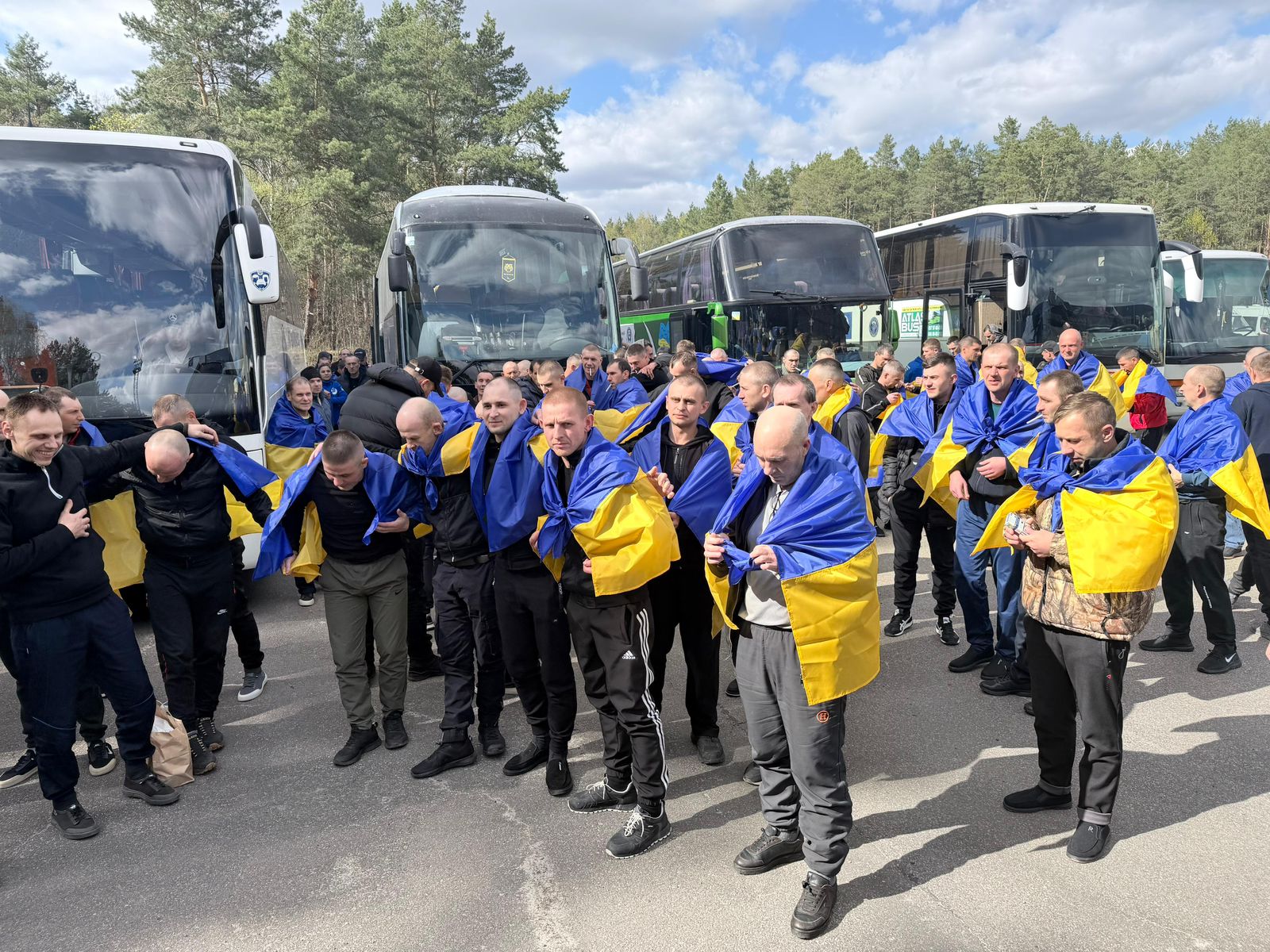 люди з прапрами україни