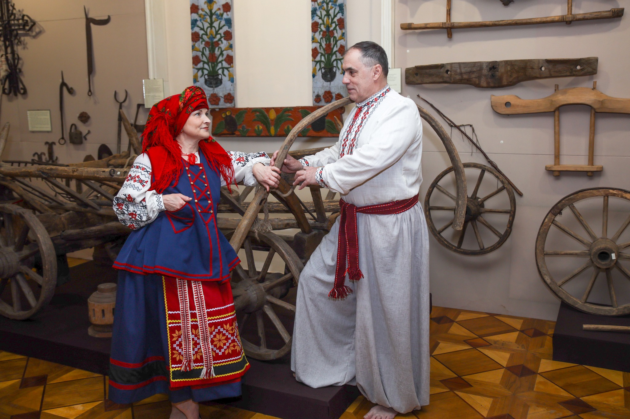 чоловік та жінка у народному одязі