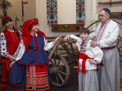 люди в народному одязі в експозиції музею