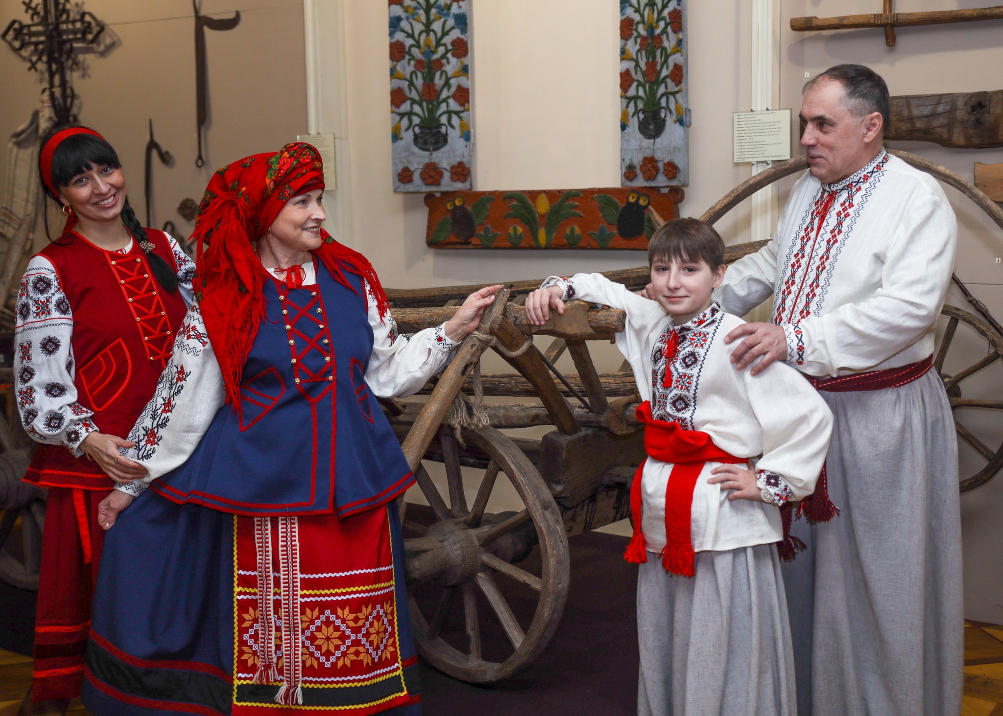 «Відчувається зв’язок з минулим»: у Черкаському музеї можна приміряти репліки народного одягу (ФОТО)