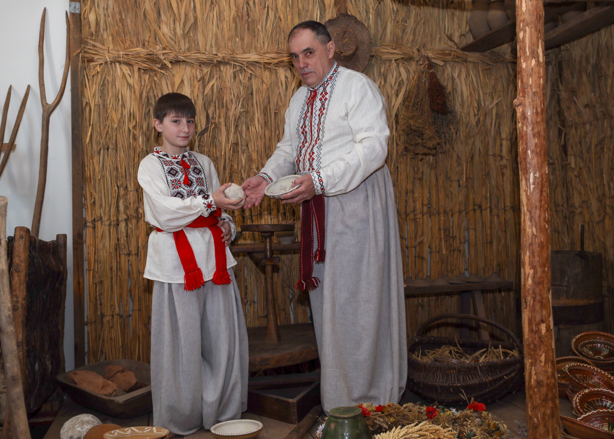 чоловіки в народних костюмах