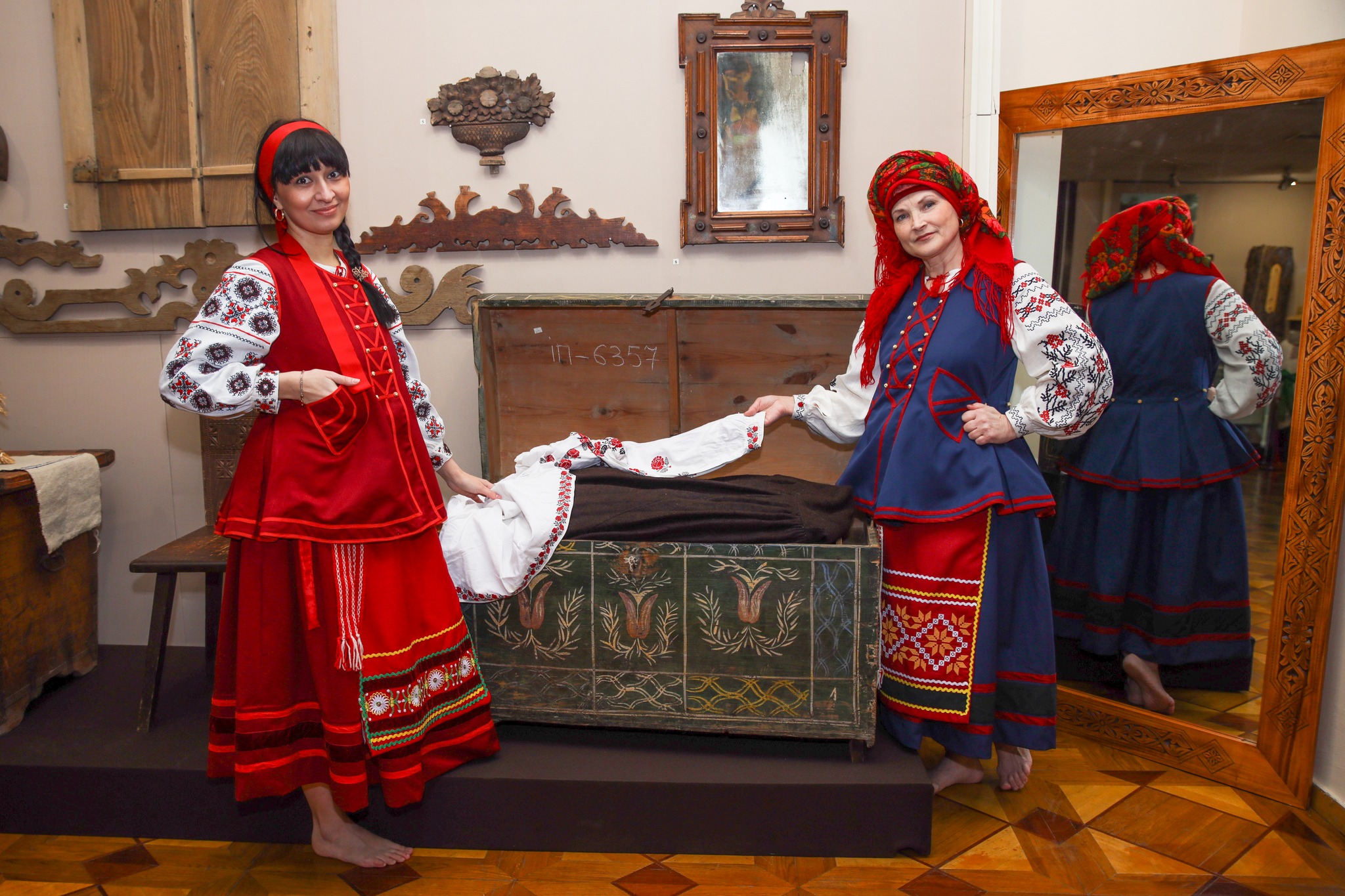 дві жінки в народному одязі