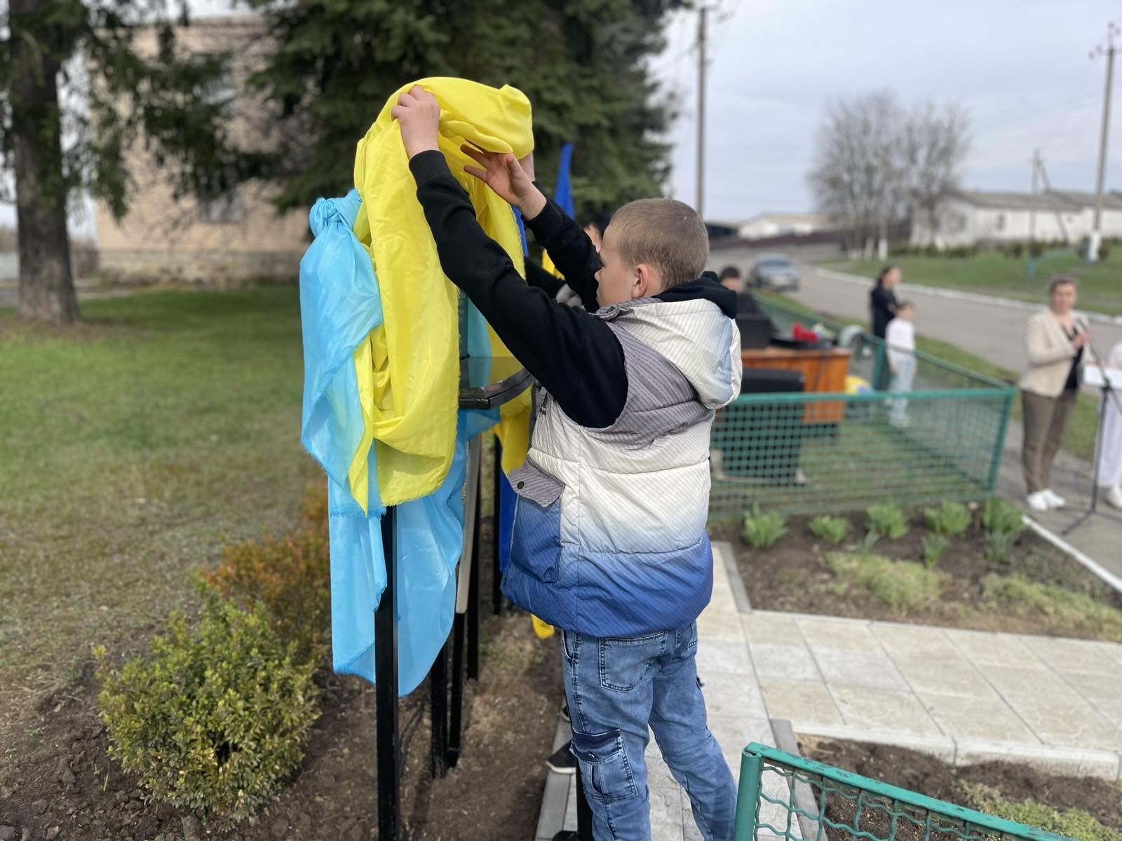 хлопчик тримає прапор