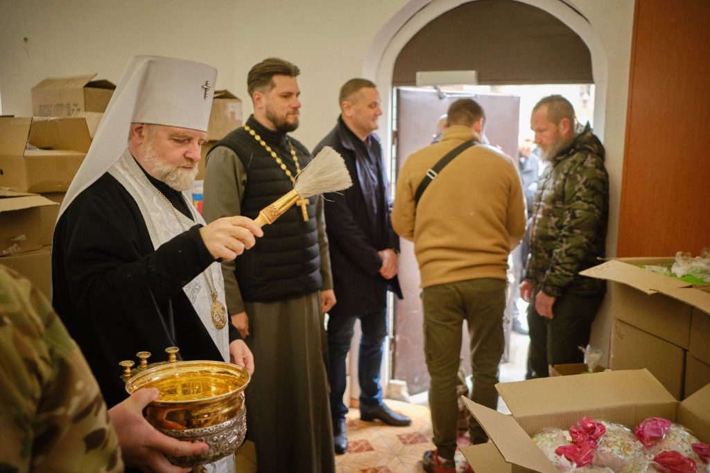 освячення пасок священником