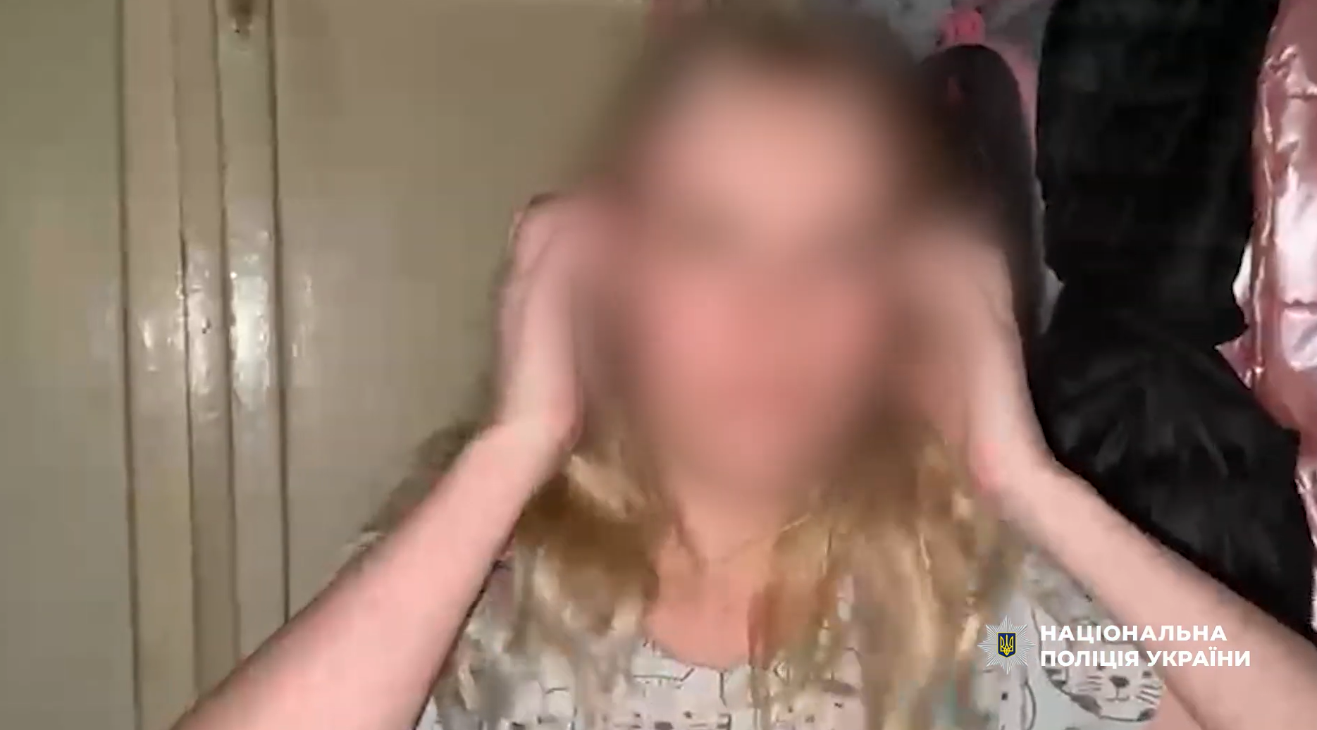 У Черкасах жінка змушувала оголюватися доньок в прямому ефірі, – поліція
