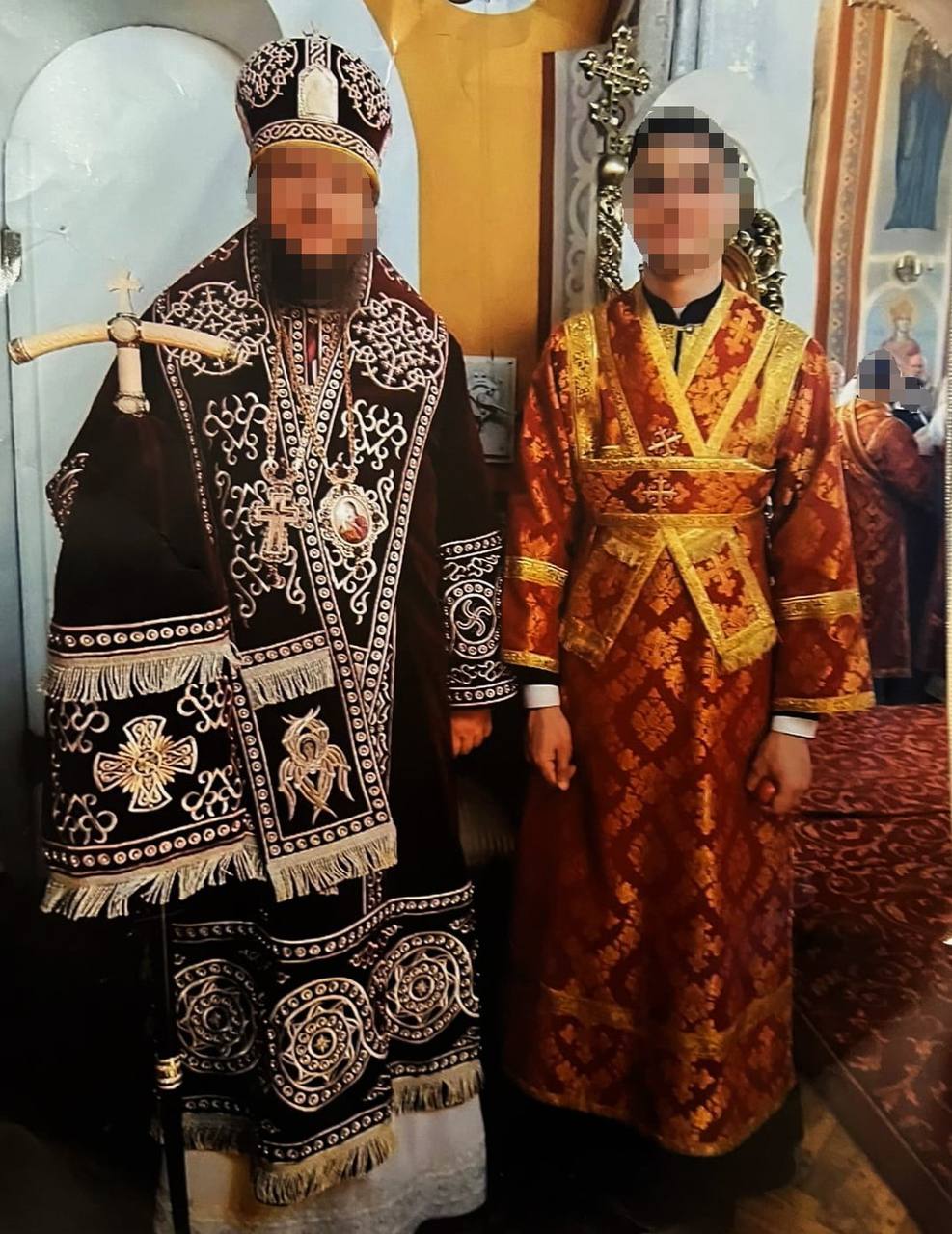 люди в церковному одязі