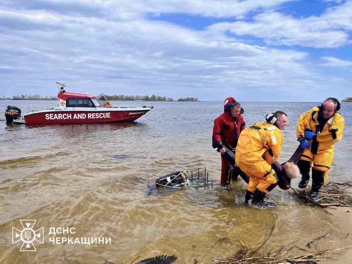 рятувальники витягують чоловіка з Дніпра