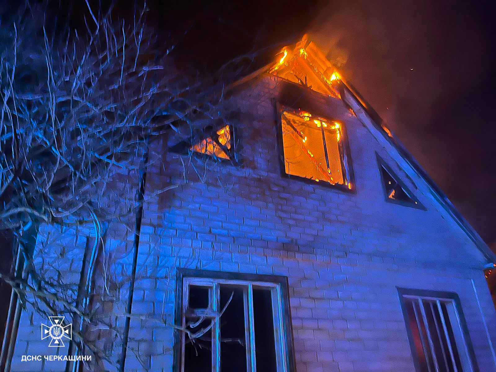 Горіло два будинки: в пожежі на Черкащині загинув чоловік (ФОТО)