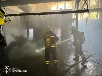 пожежники в кімнаті