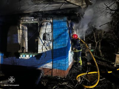 пожежник гасить будинок