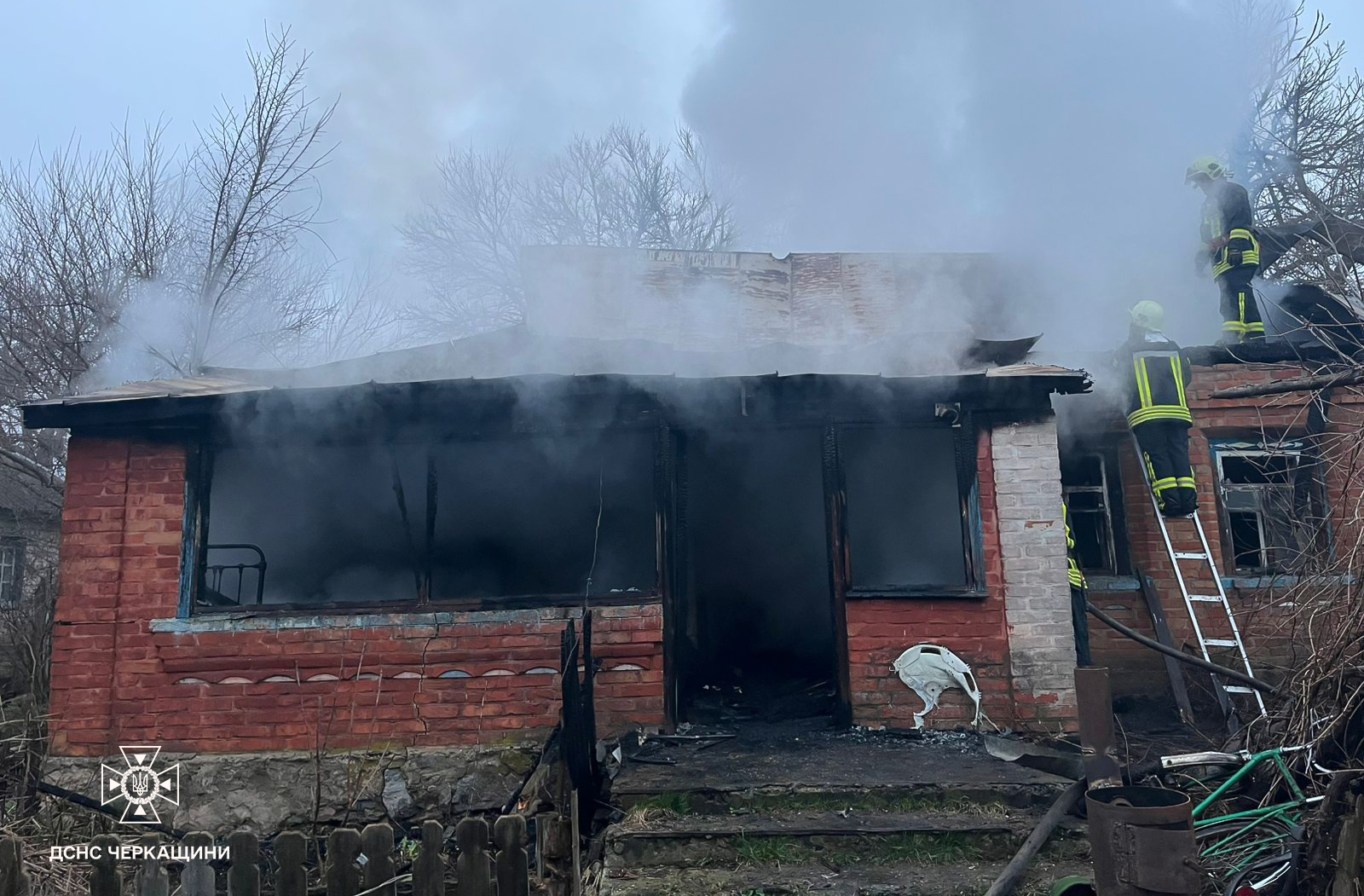 згорілий будинок