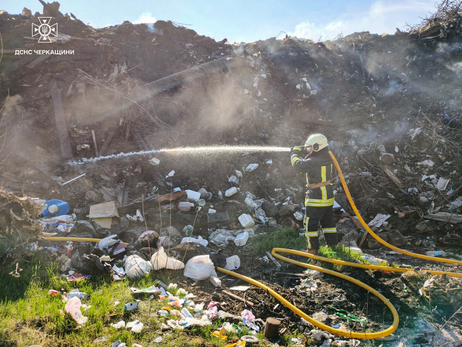 рятувальник гасить пожежу