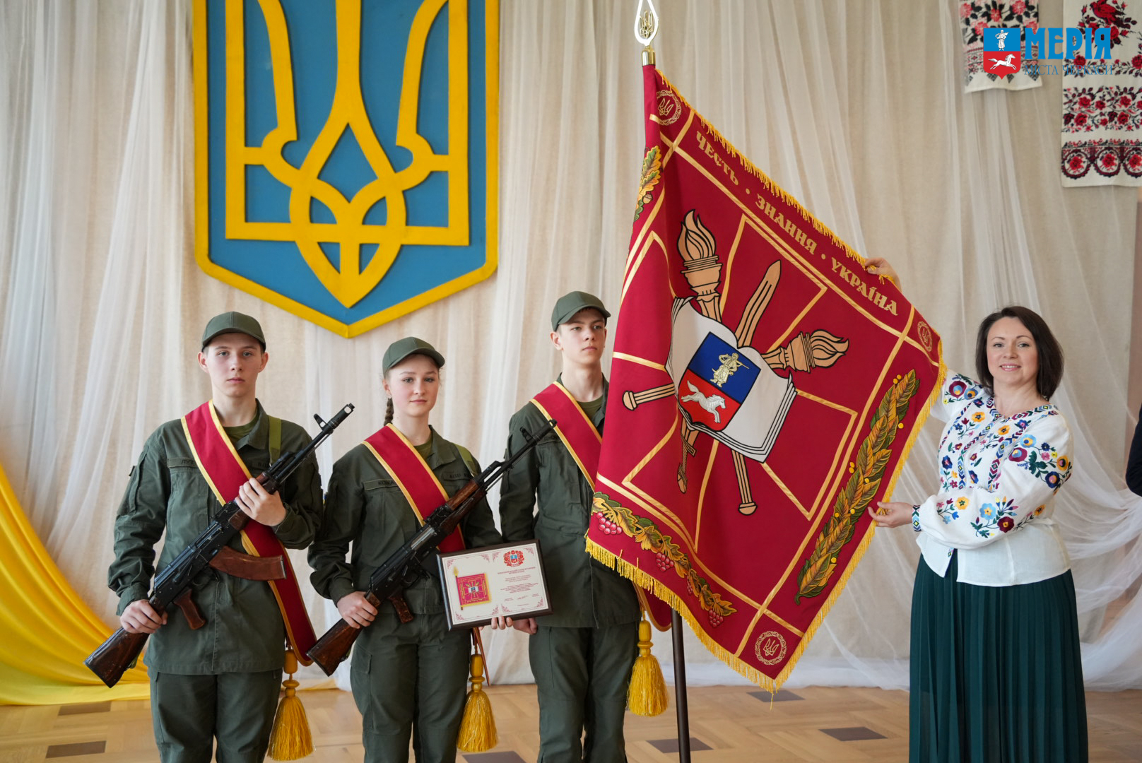У Черкасах ліцею імені Захисників України вручили прапор (ФОТО)