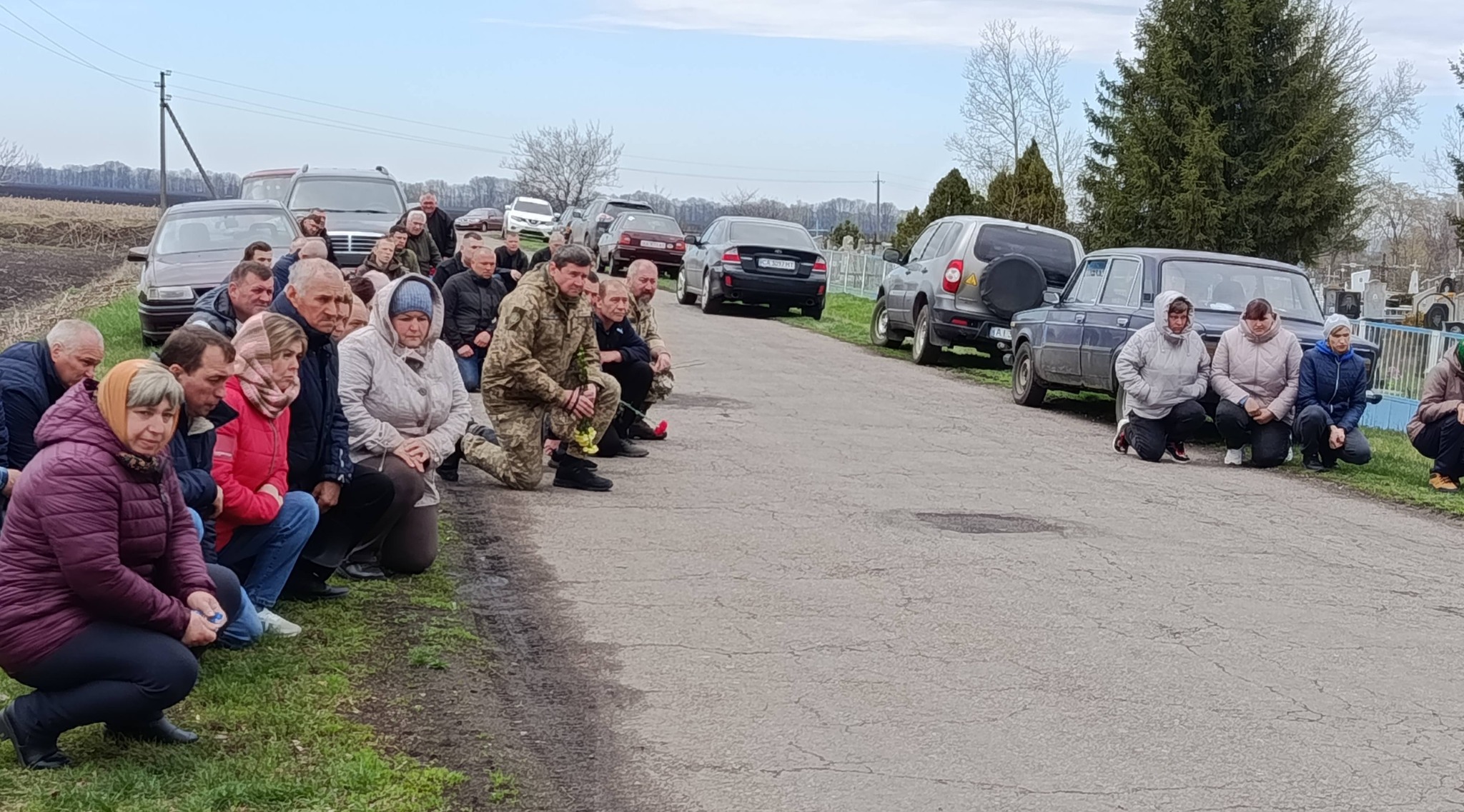 люди на колінах