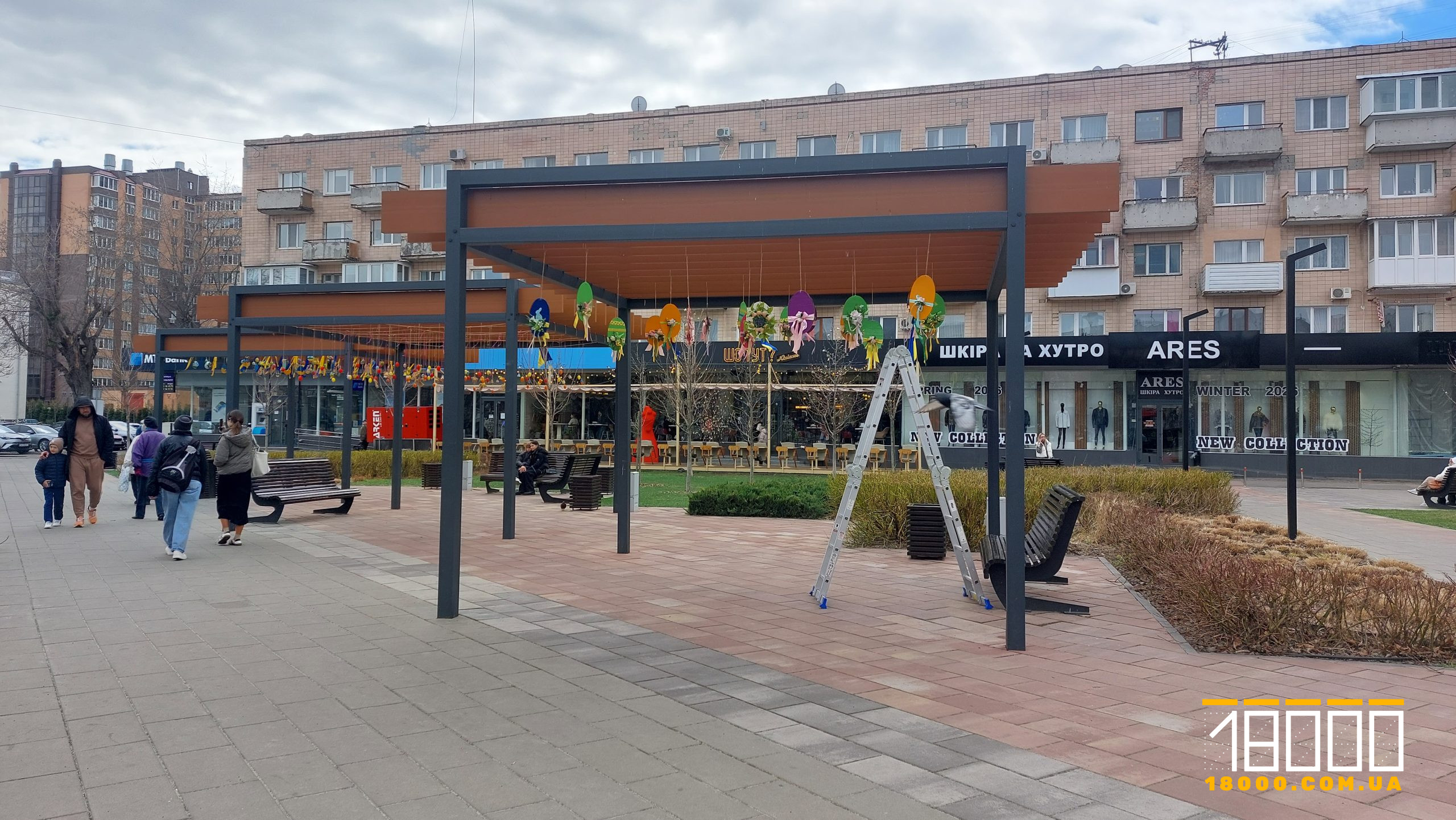 Підвішені писанки на перголах