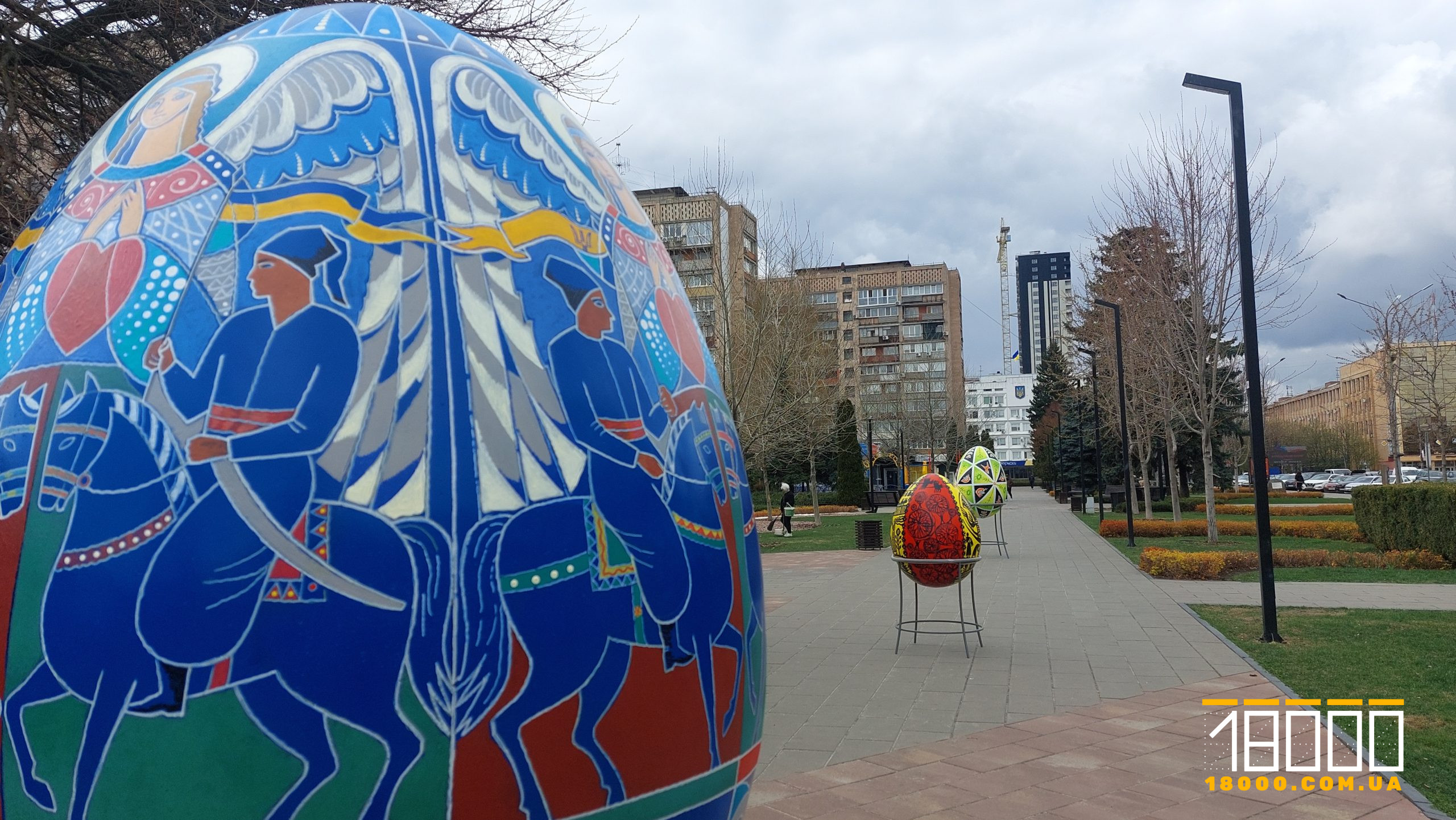 У центрі Черкас створюють великодню локацію (ФОТО)