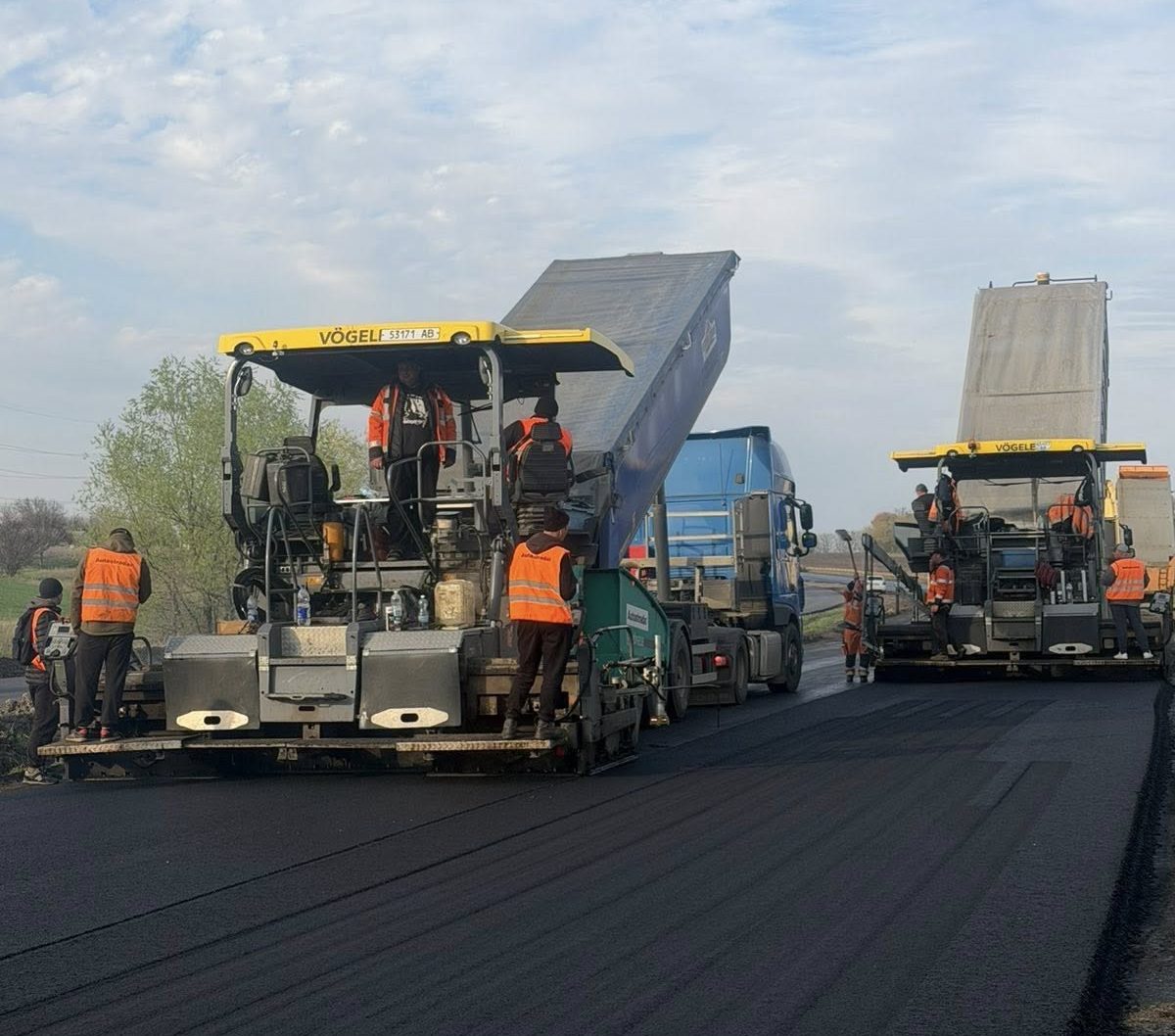 техніка ремонтує дороги