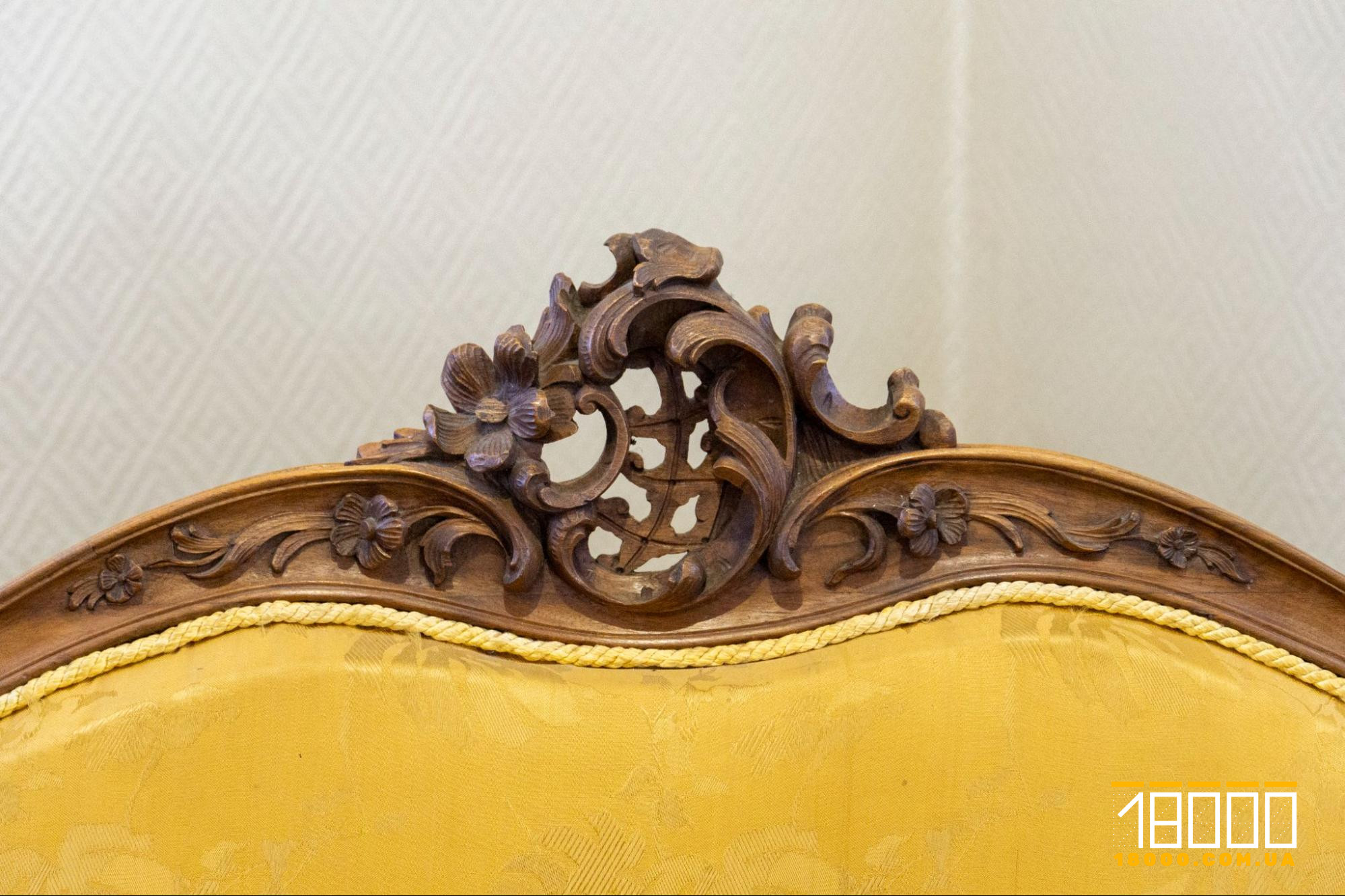 Різблення на відреставрованих меблях Енгельгардтів