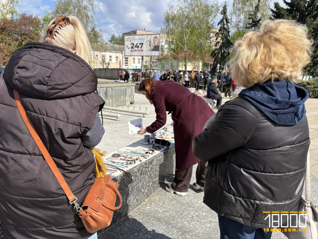 Люди розглядають товар