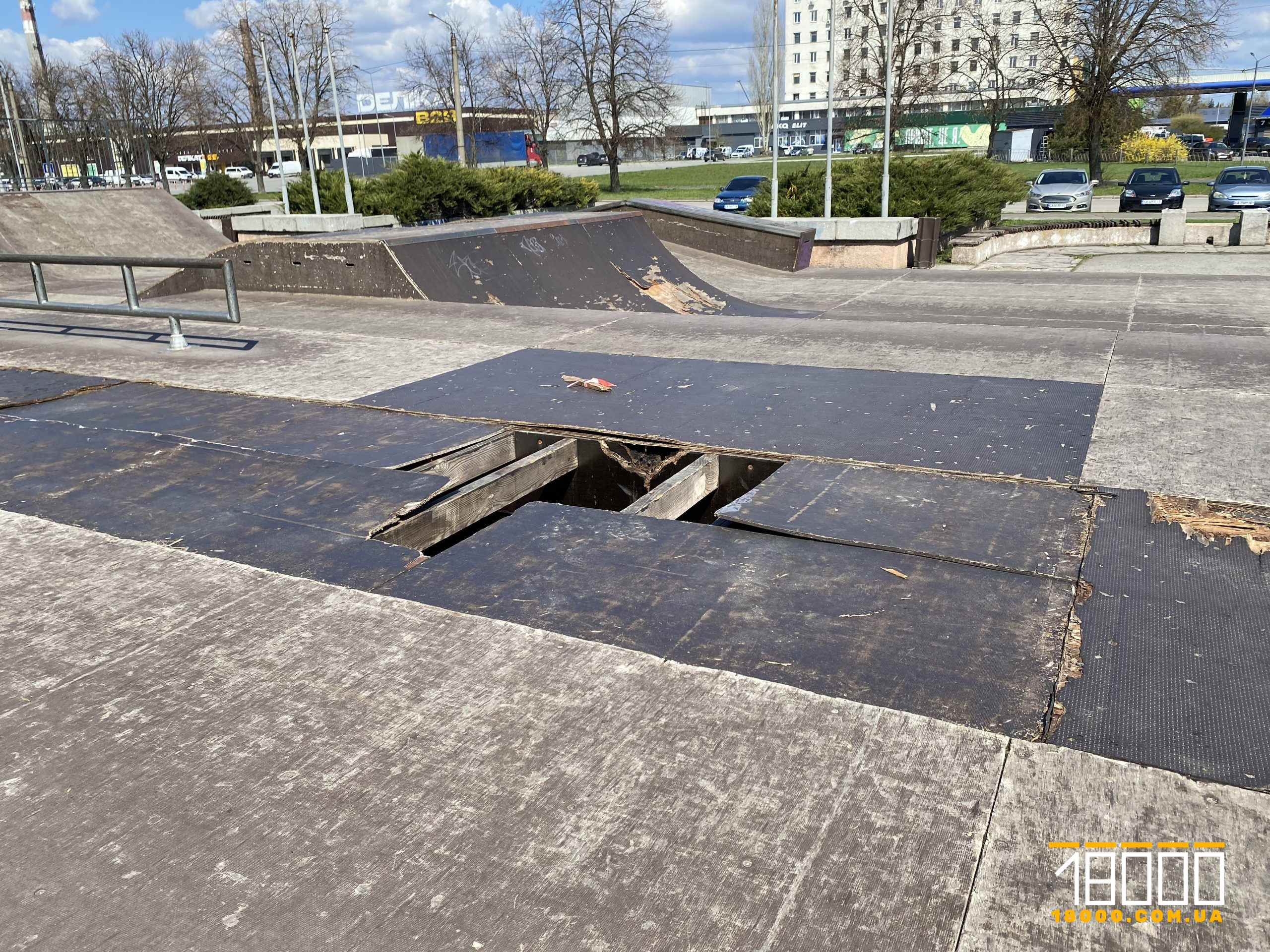 Проламана поверхня скейпт-парку