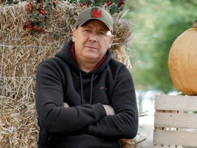 людина на фоні сіна