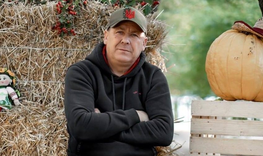 людина на фоні сіна