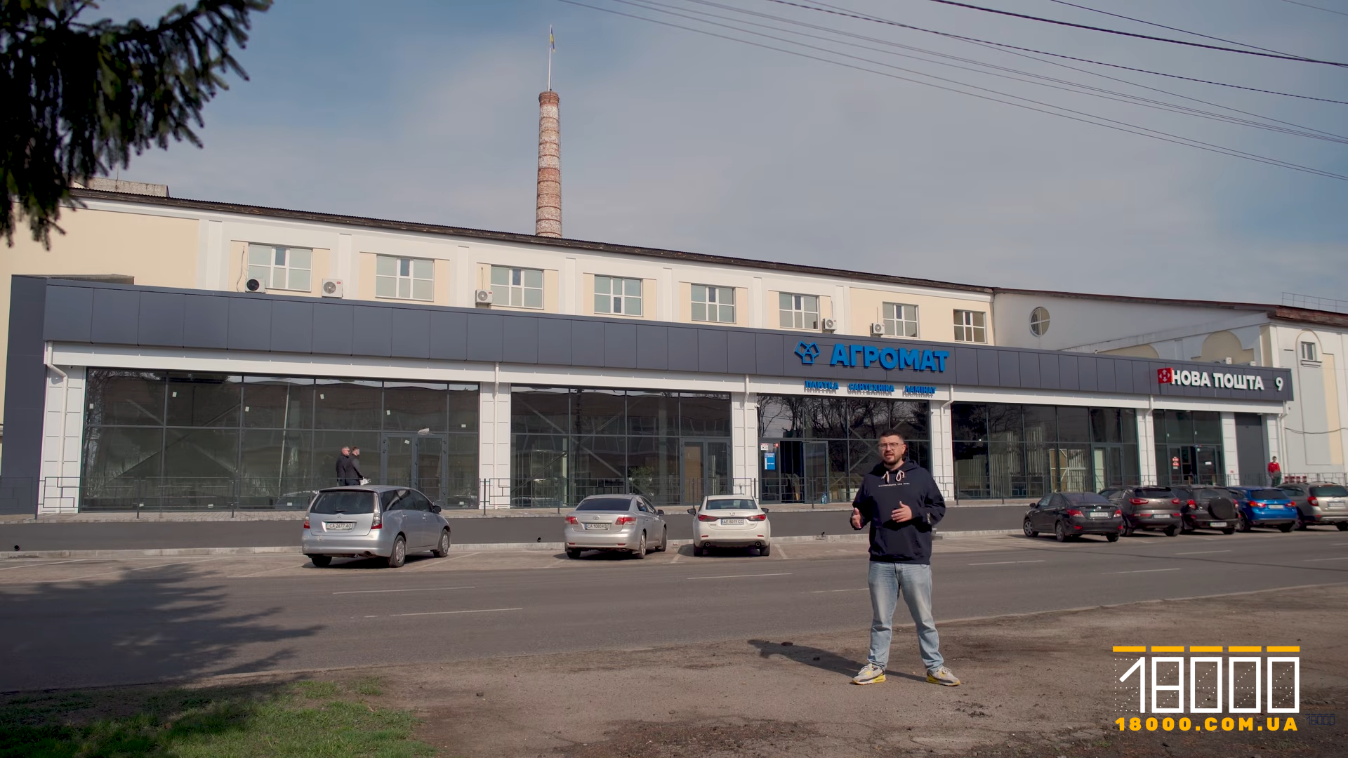 Навіс біля колишньої тютюнової фабрики, де відкривають магазини