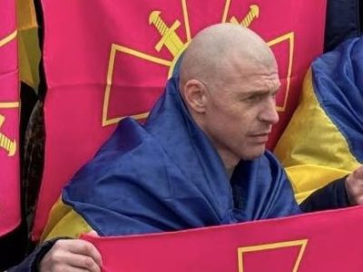 людина на червоному тлі