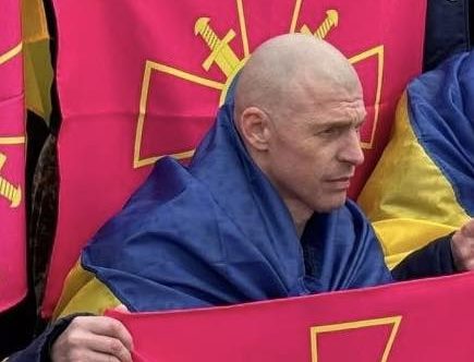 людина на червоному тлі