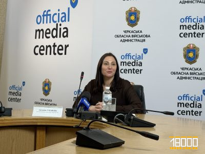 людина за столом