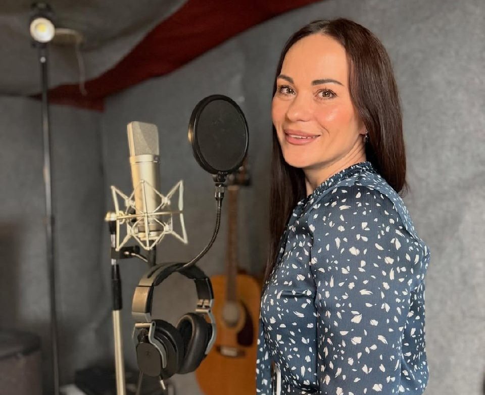 Надихнулась поїздкою на Балі: депутатка черкаської облради презентувала пісню