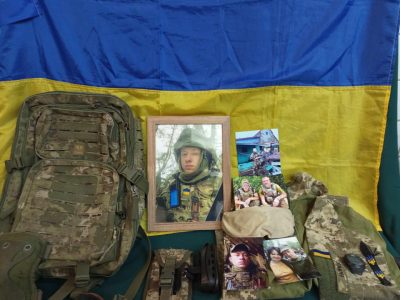 речі на фоні прапора